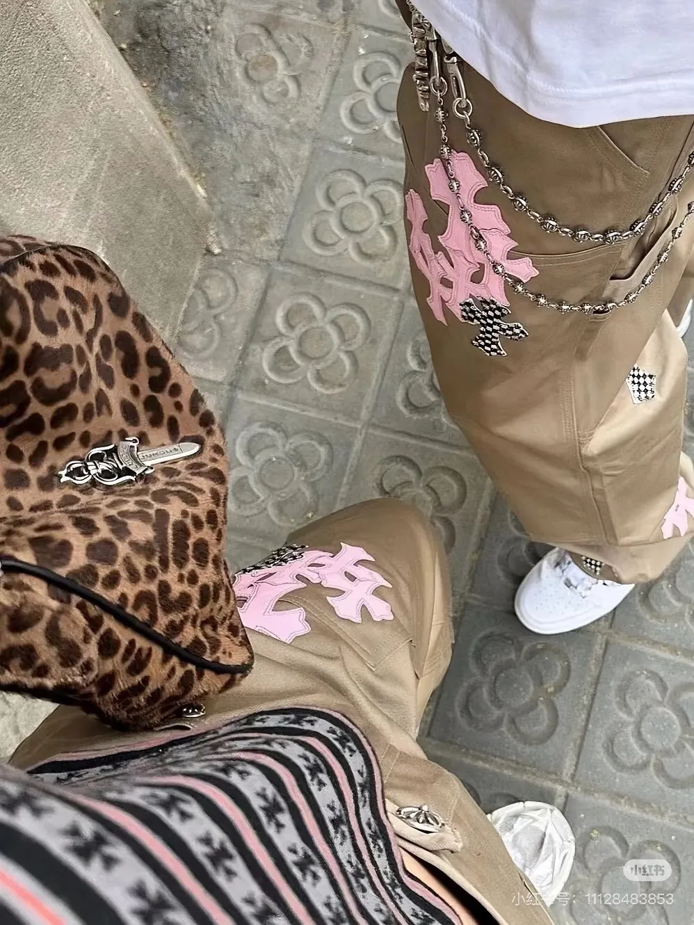 P280 Style number: D335 🔥Chrome Hearts khaki pink leather work jeans Size: s-XXL (28 30 32 34) Color: Khaki Size reference 28 pants length 100 waist 72 30 pants length 101 waist 76 32 pants length 103 waist 80 34 pants length 104 waist 84